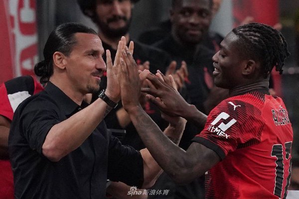  AC米兰主场灯光故障，比赛中断十分钟  