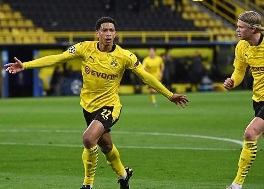  热刺青年军掀翻曼城，17岁小将首秀破门  