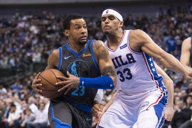  艾顿制霸内线太阳主场大胜独行侠获四连胜  